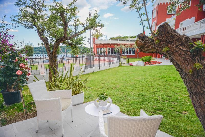 Hotel Villa Garuti Паденге-суль-Гарда Экстерьер фото