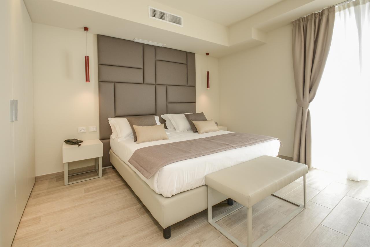Hotel Villa Garuti Паденге-суль-Гарда Экстерьер фото