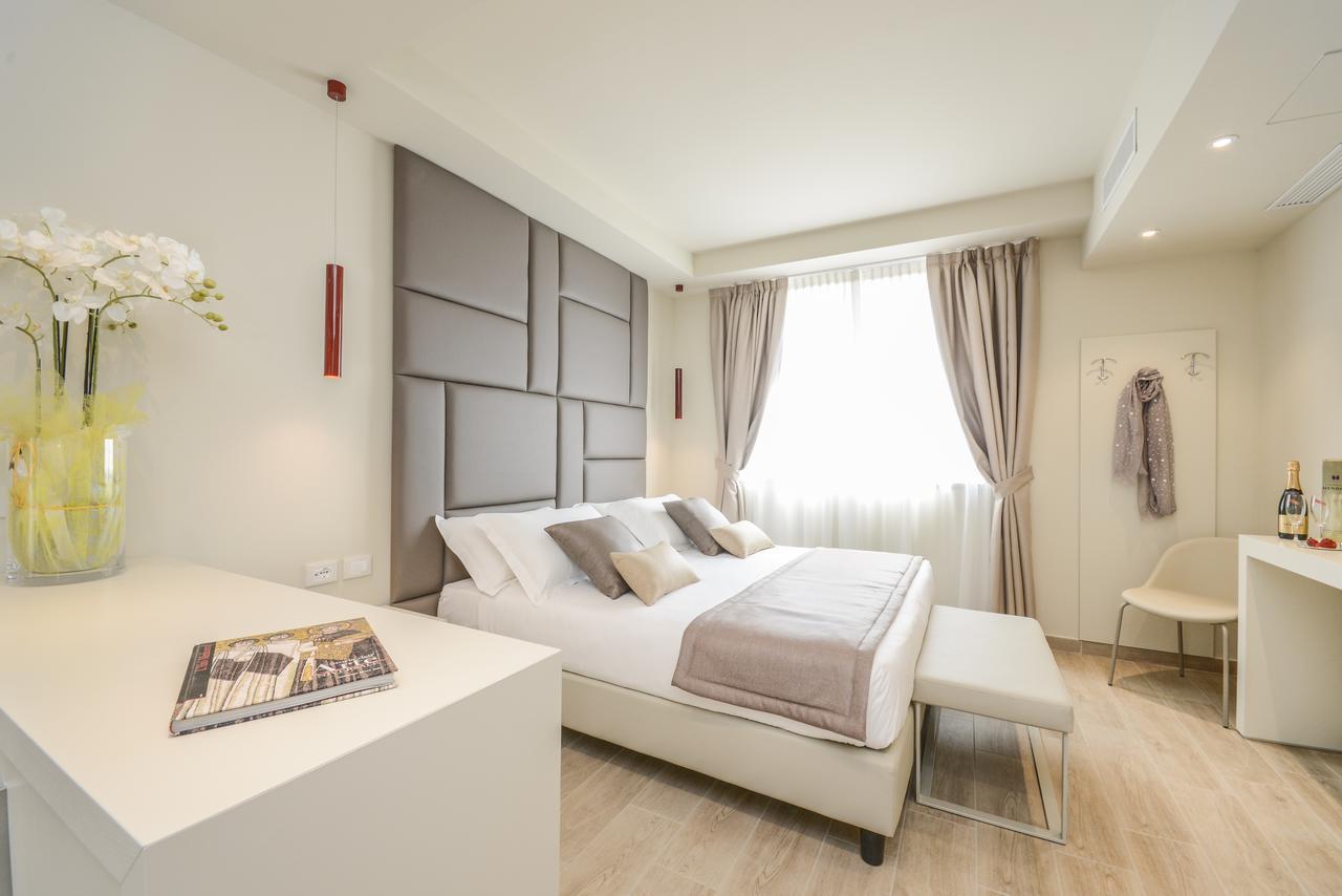 Hotel Villa Garuti Паденге-суль-Гарда Экстерьер фото